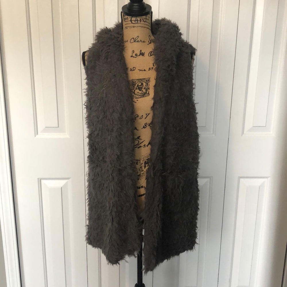BNWT Mistic Prysm Gray Fuzzy Hooded Vest
